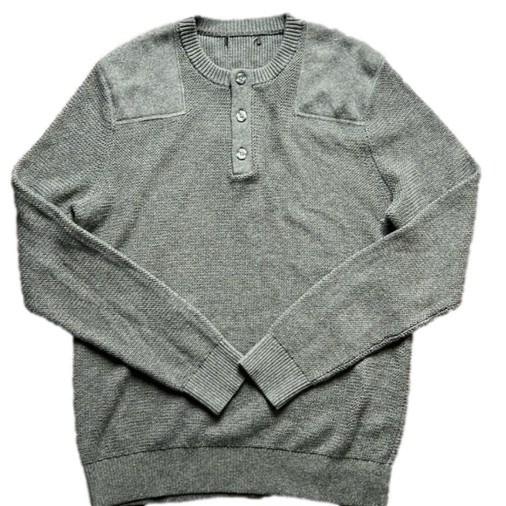 NWOT Banana Republic Gray 3 Button Round Neck Sweater. Size Large.